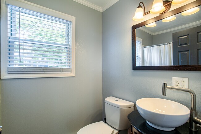 Building Photo - 813 Hall of Fame Dr