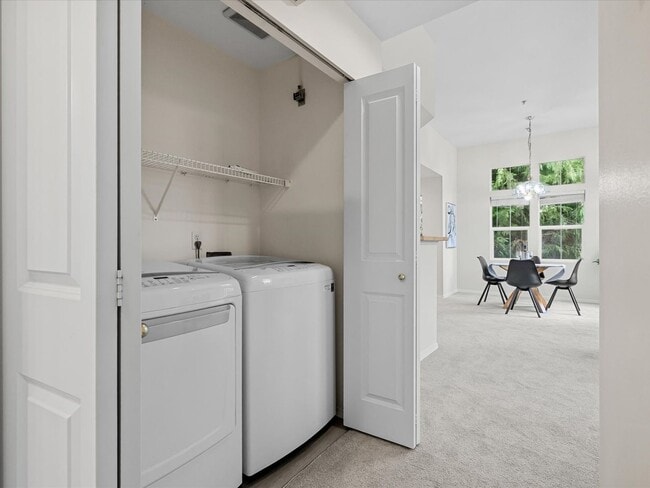 Building Photo - Available Now - 2 Bed/2 Bath End Unit Townhouse with Garage - Issaquah