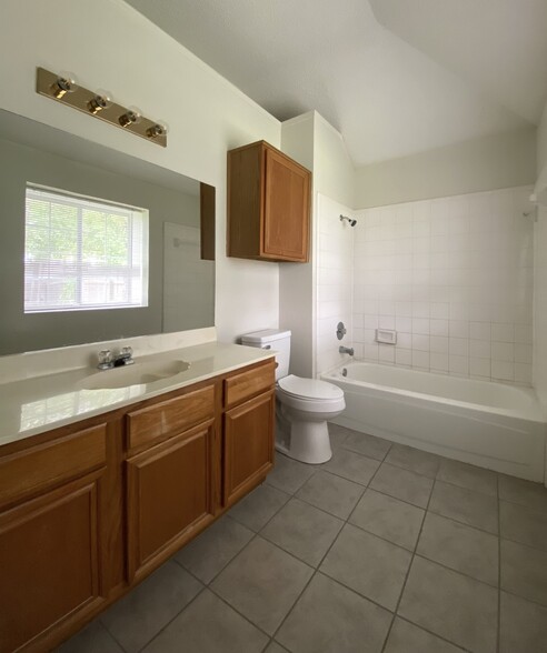 Building Photo - 2707 Starling Dr