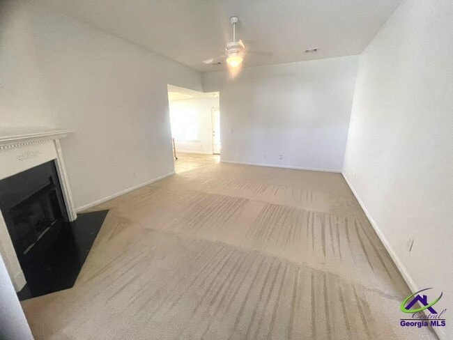 Building Photo - 208 Apple Ct