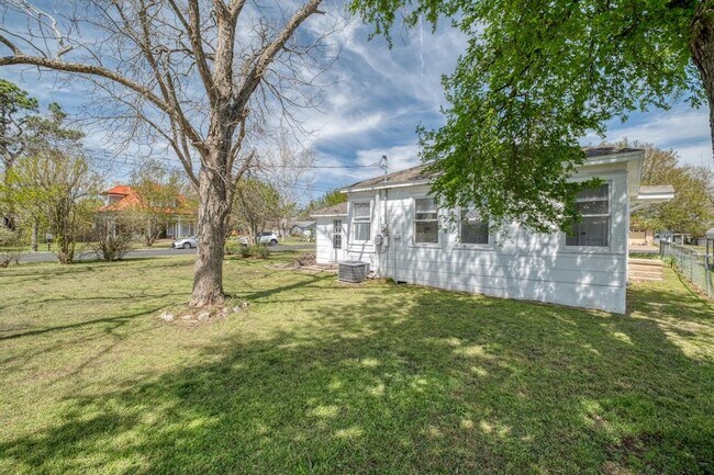 Building Photo - 710 N Ave H