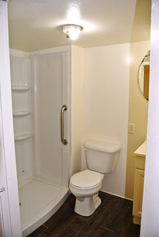 Main Bathroom - 124 S Lone Oak St