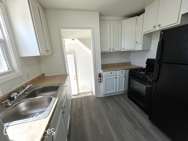 Building Photo - Stunning 3 Bedroom 1 Bathroom now available for rent