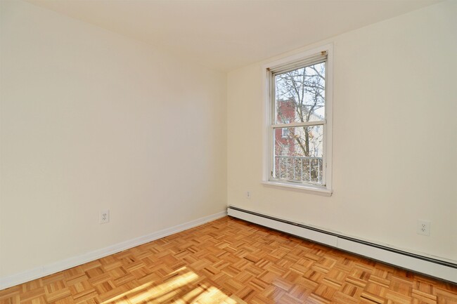 Building Photo - 318 5th St