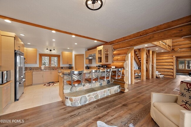 Building Photo - 948 S Foothill Dr