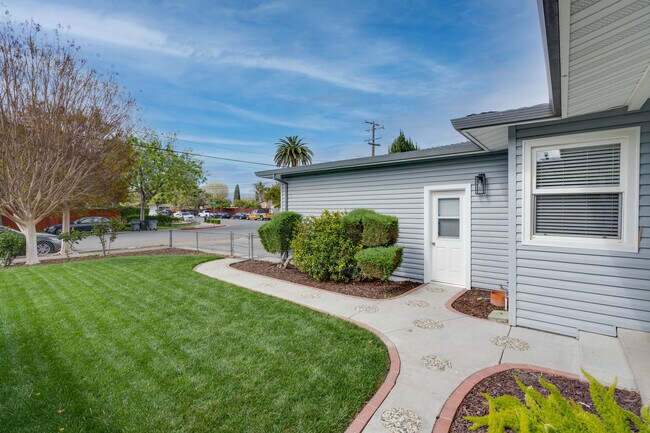 Building Photo - 405 S Fernwood Cir