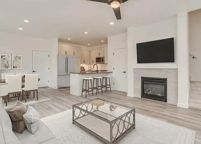 Building Photo - 4082 SE Century Blvd