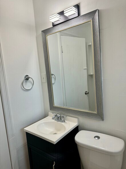 Hall bath - 3914 Ella Blvd