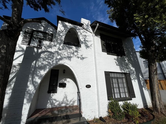 Primary Photo - Historic Duplex near Plaza district!