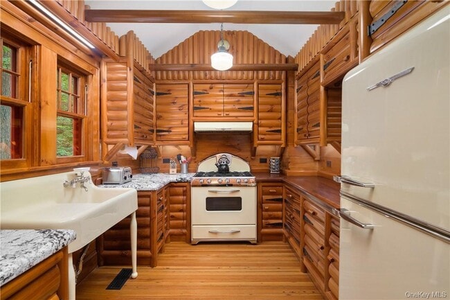 Building Photo - 77 Lake Dr