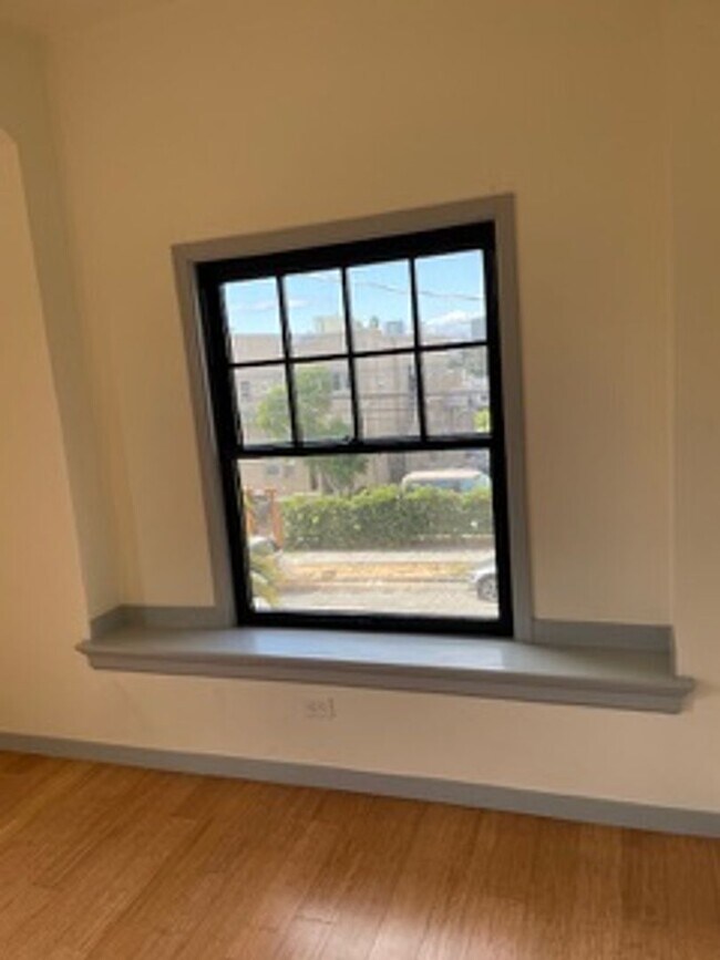 Building Photo - Please call Shami at (415) 225-2543 to sch...