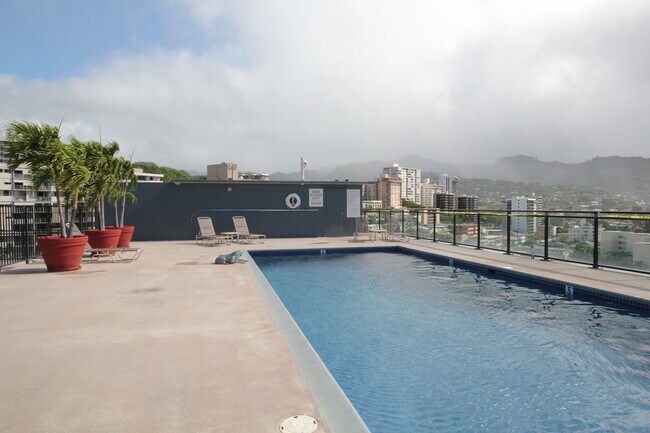 Building Photo - 1 bedroom, 1 bath, 1 Parking. End Unit! Am...