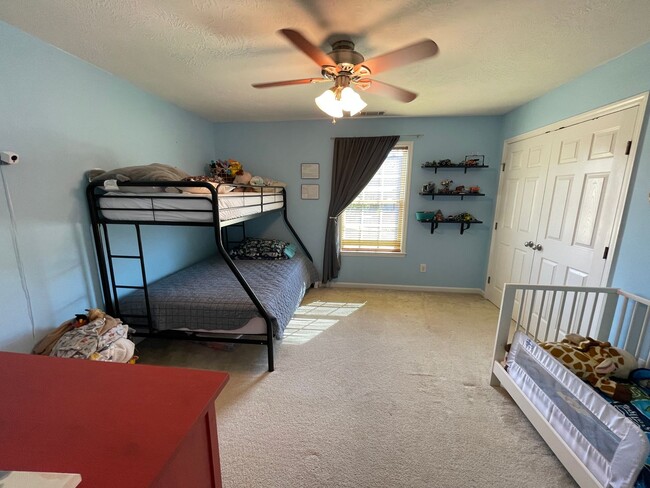 Building Photo - Charming 4 bedroom/2.5 bathroom in Tudor Branch!