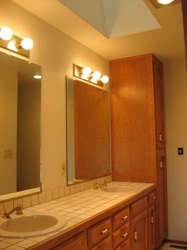 Building Photo - 824 SE Jensen St