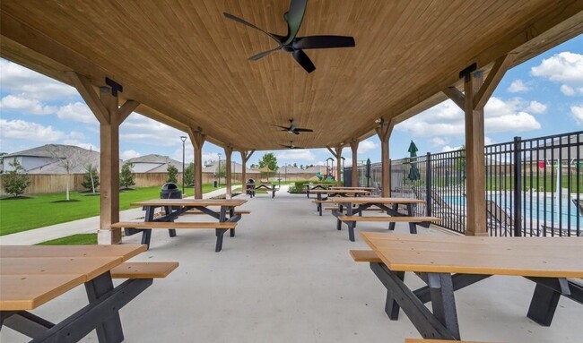 Building Photo - 40643 Creekside Blf Trl
