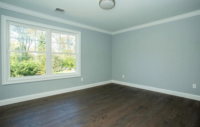 Building Photo - 28 Fern Dr E