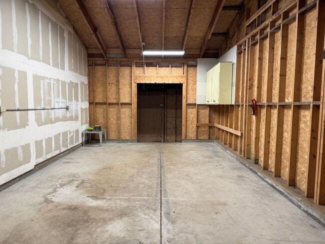 Building Photo - CLICK "REQUEST A TOUR" NOW!