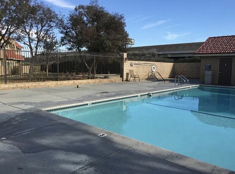 Building Photo - 17922 River Cir