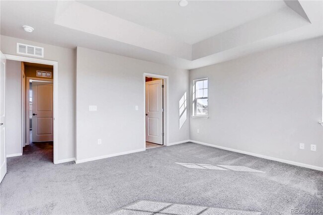 Building Photo - Elegant and spacious home with mountain vi...