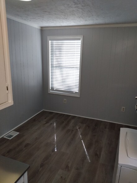 Building Photo - 201 Lake Dr