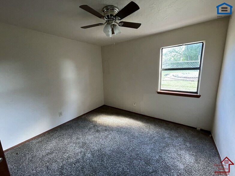 Building Photo - 1912 SW D Ave