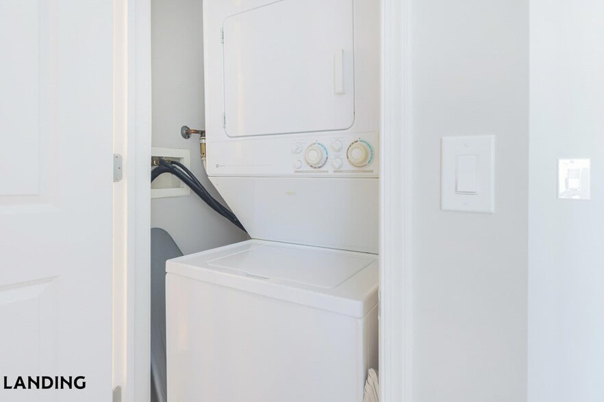 Building Photo - 100 River Park Dr