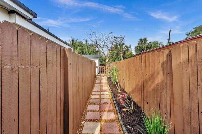 Building Photo - 1123 NE 1st Ave.