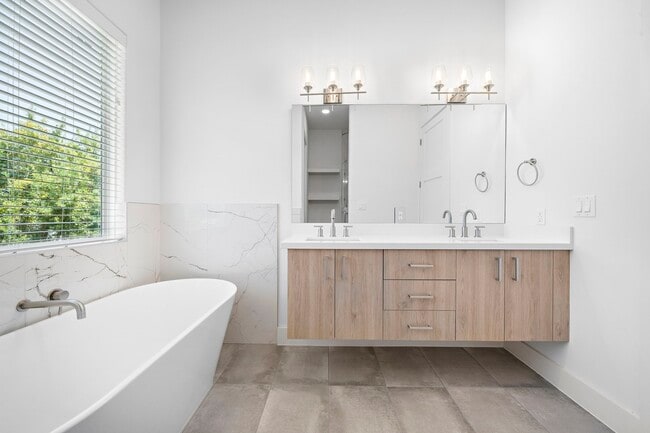 Building Photo - 1015 W 24th St