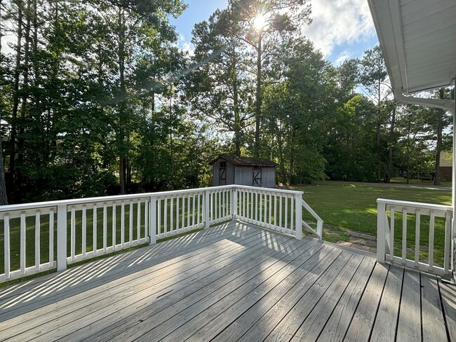 Building Photo - Pretty on Pine Valley