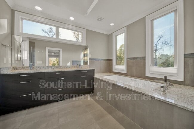 Building Photo - 2011 Sharon Ave