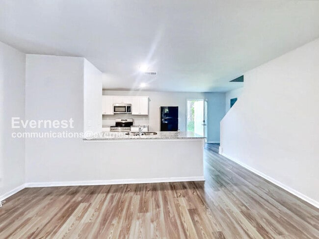 Building Photo - Limited Time Special Offer! / Lovely 3-Bedroom Home with Hookups / Pet-Friendly / Available Now!