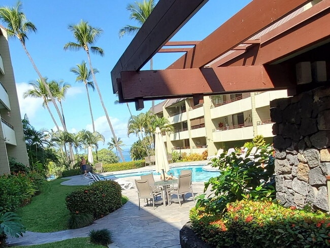 Building Photo - "Experience Island Living: Spacious 2-Bed, 2-Bath Retreat on Alii Drive!"
