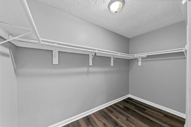 Building Photo - 3575 Oakvale Rd