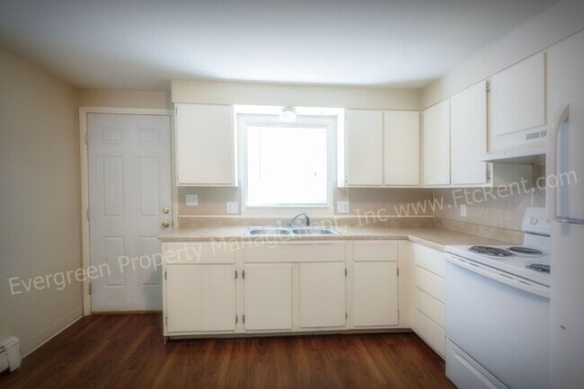 Building Photo - 3006 Sunset Dr
