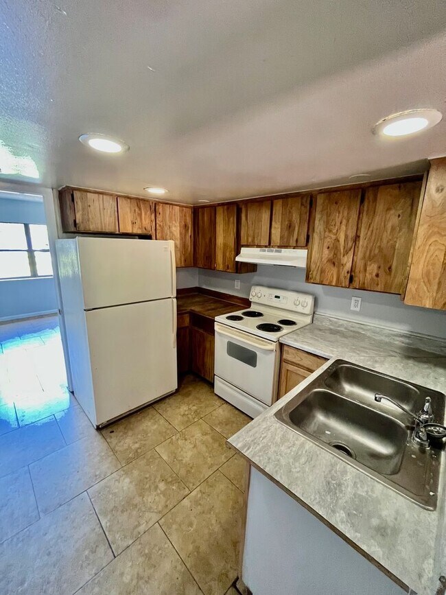 Building Photo - 525 N Morgan Ave