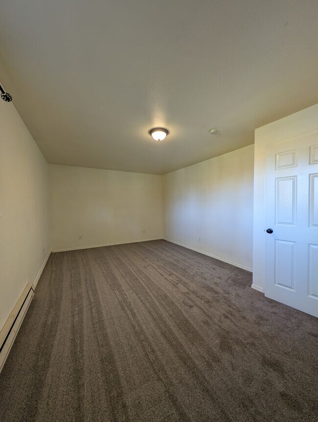 Building Photo - Ianev