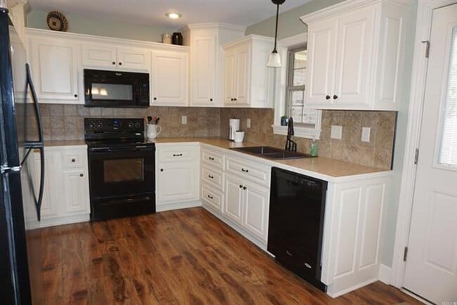 Building Photo - Beautiful Home in a Highly Desirable, Hard...