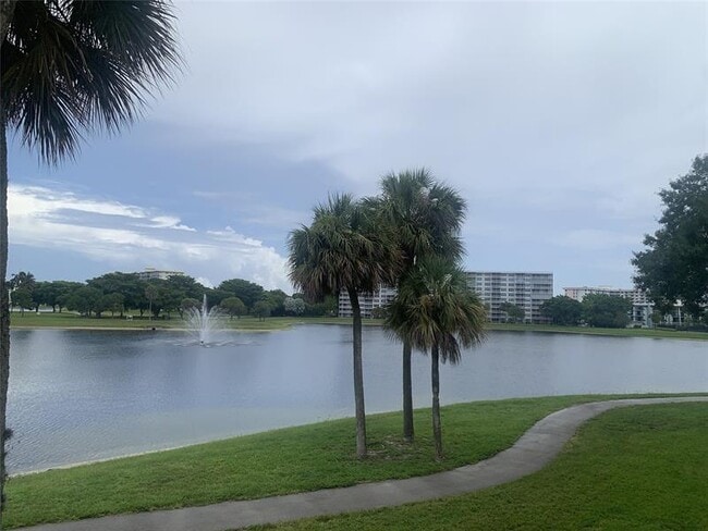 Building Photo - 2801 N Palm Aire Dr