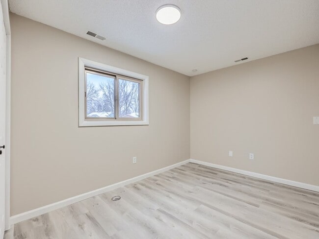 Building Photo - Blaine 4 Bedroom Townhome