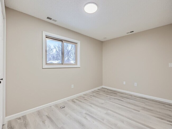 Building Photo - Blaine 4 Bedroom Townhome