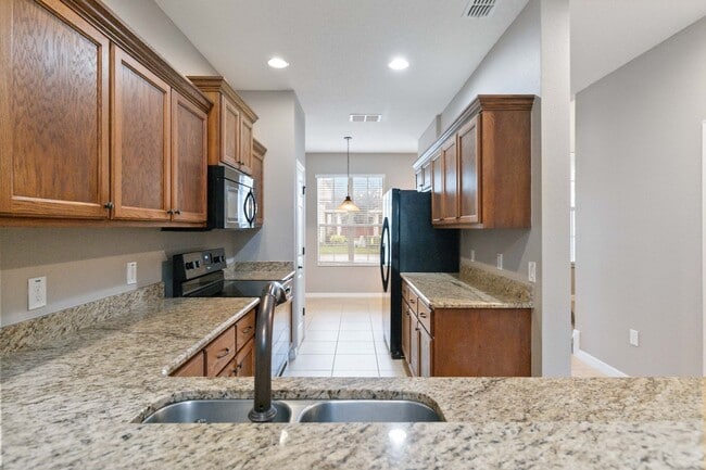 Building Photo - MOVE IN SPECIAL-Beautiful Two Story 3/2.5 Town Home w/ Loft & Screened Porch in St. Cloud