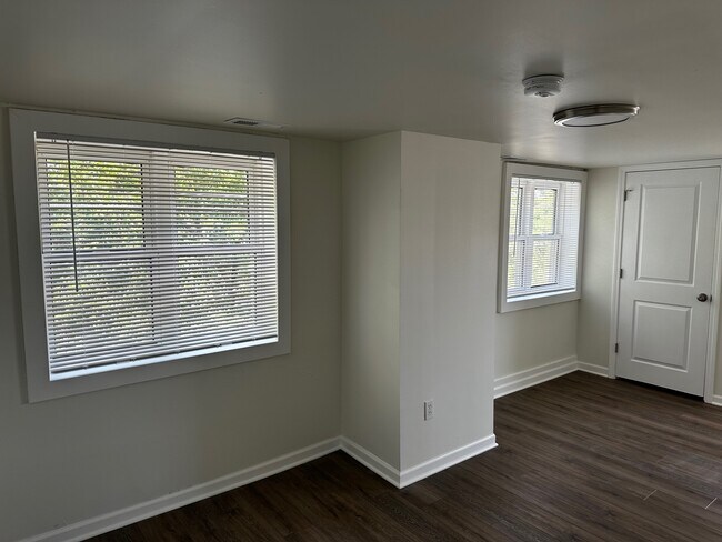 Building Photo - 10 W 33rd Pl