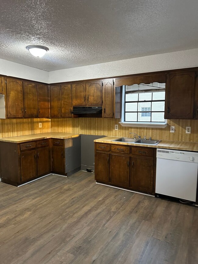 Building Photo - Charming Duplex for Rent- Spacious and Con...