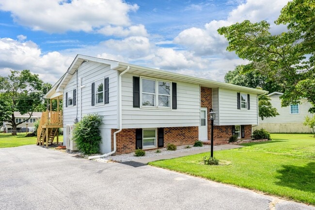 Building Photo - Charming Bi-Level for rent in Milford, $2,...