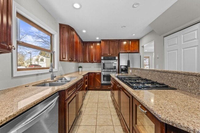 Building Photo - Updated 2-Story Home in Desirable Deerpath Subdivision - Available Immediately.