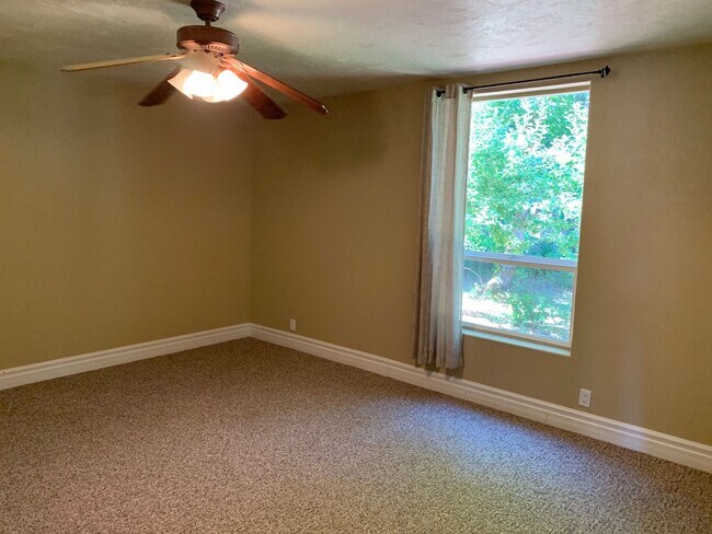 Building Photo - 5 bedroom 3 bathroom gorgeous house with v...