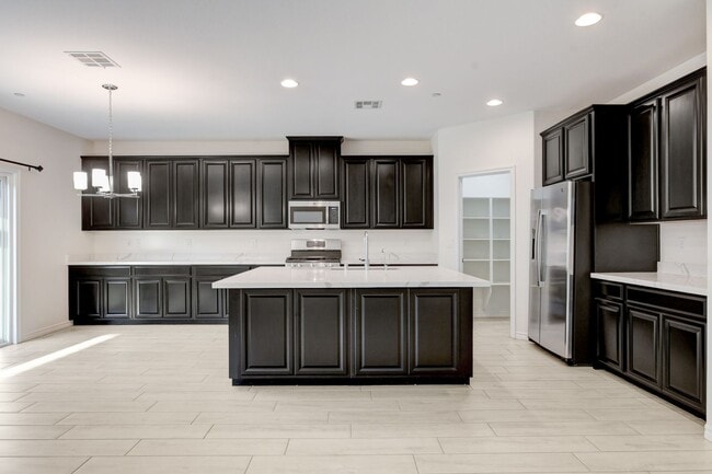 Building Photo - 4 Bedroom Townhouse in Tule Springs