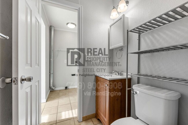 Building Photo - 903 W 15th St