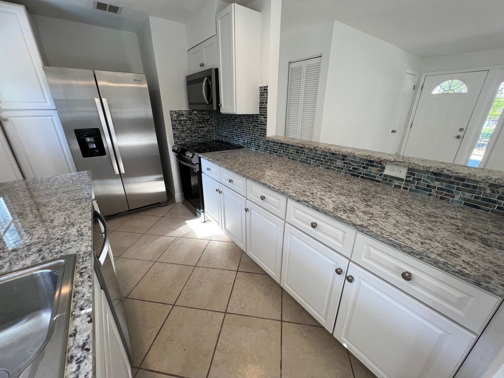 Building Photo - 710 Bayou Ave