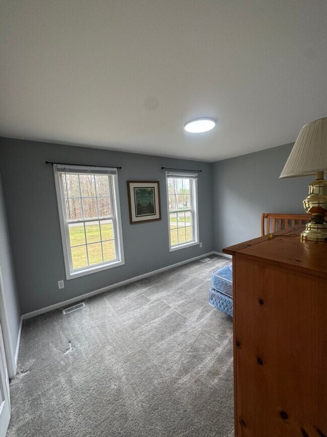 Building Photo - Graham Ave Duplex